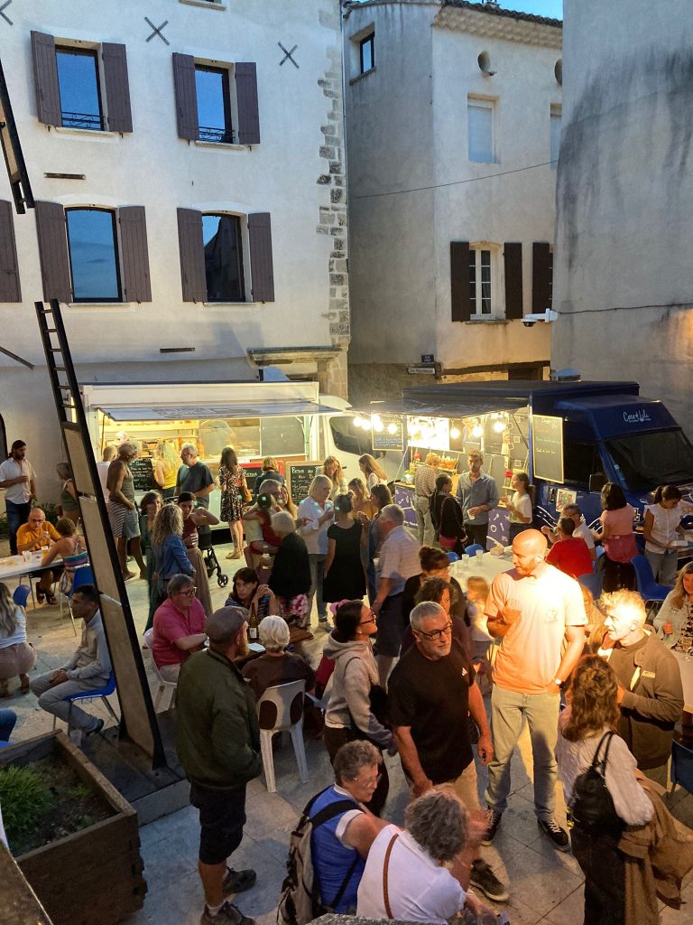 Entre 400 et 500 personnes réunies autour d'un moment convivial.